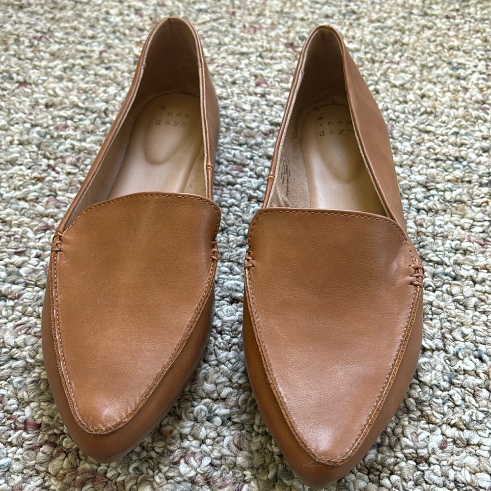 Size 7 women’s loafers. Never worn!!